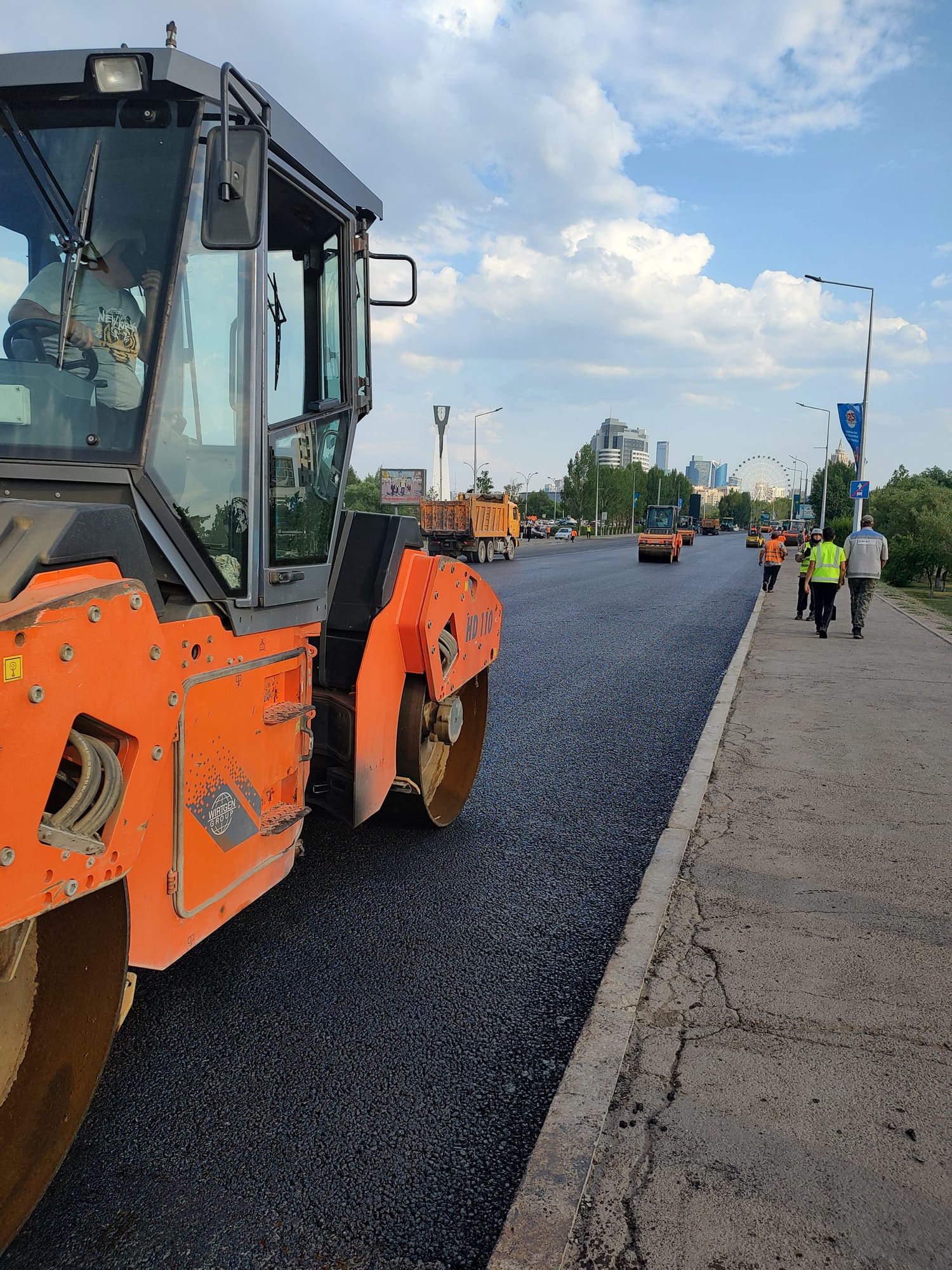 Каток при финишном уплотнении свежеуложенного слоя на проспекте Турана