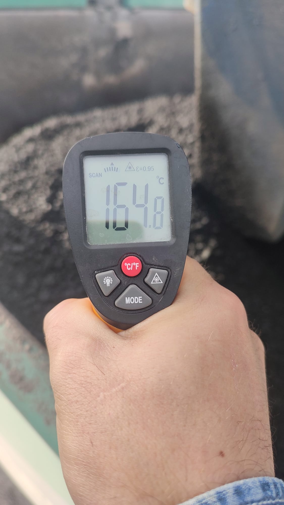 Замер температуры смеси ЩМА-20 на укладке: 164 °C