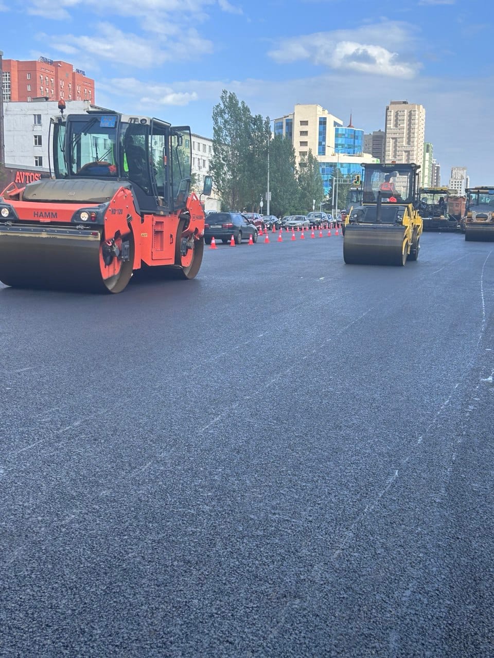 Колонна катков Hamm на финальном проходе, улица Тлендиева