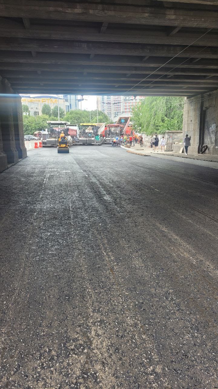Укладка покрытия на участке под мостом на ул. Василия Липковского