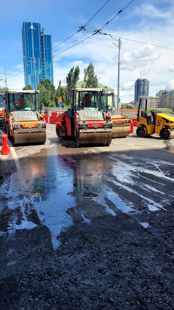 Уплотнение свежеуложенного покрытия катками HAMM